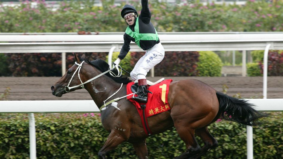 Felix Coetzee and Silent Witness salute the Sha Tin crowd (HKJC)