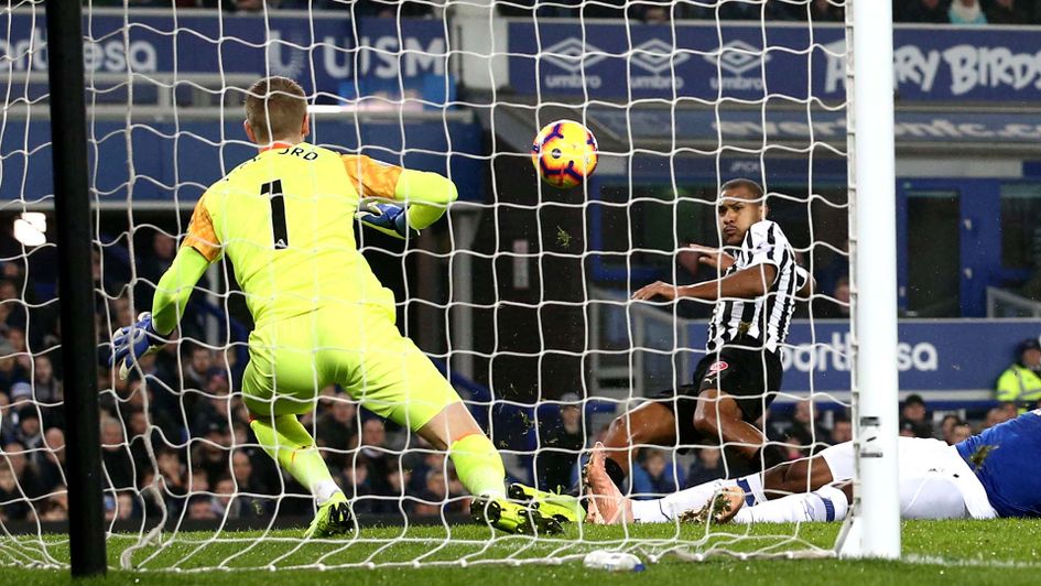 Salomon Rondon scores for Newcastle against Everton