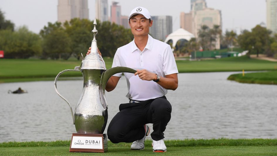 Haotong Li with the Dubai Desert Classic trophy