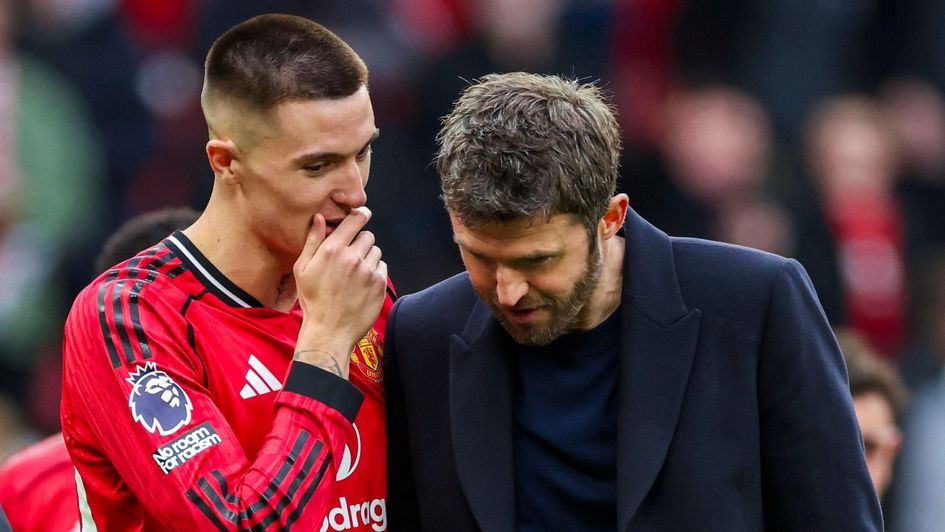 Benjamin Sesko talks to Manchester United head coach Michael Carrick