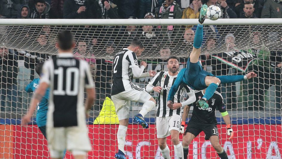 Ronaldo scores an overhead kick against Juventus