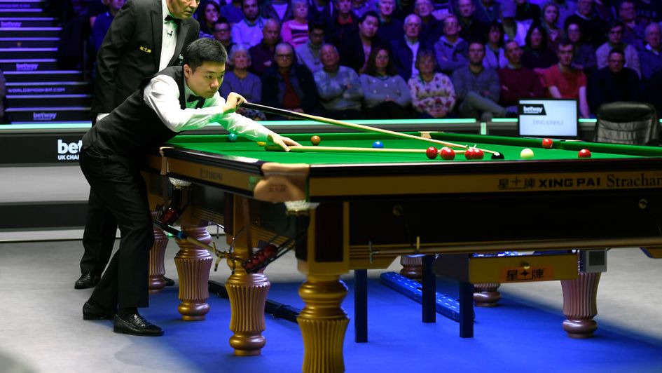 Ding Junhui in action against Ronnie O'Sullivan