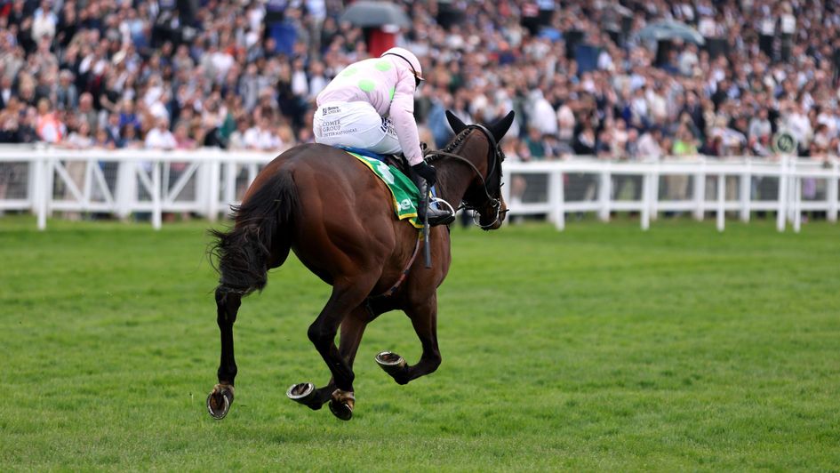 Gaelic Warrior roars to victory at Sandown