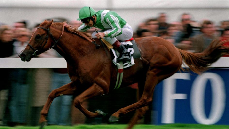 Frankie Dettori wins his first Arc on Lammtarra