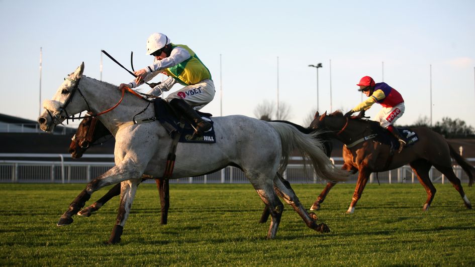 Lake View Lad wins at sunny Aintree