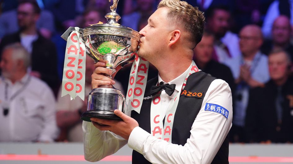 Kyren Wilson kisses the World Championship trophy