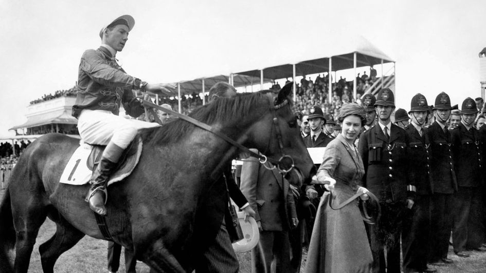 Lester Piggott on Carrozza, led in by the Queen in 1957