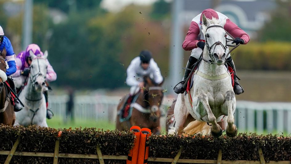 Silver Streak jumps the last flight at Kempton
