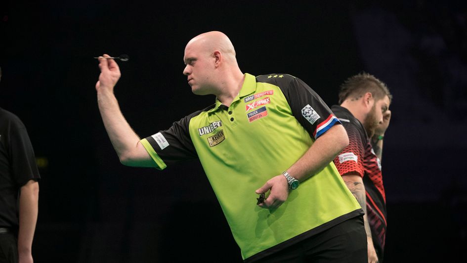 Michael van Gerwen in action against Michael Smith (Picture: Lawrence Lustig/PDC)