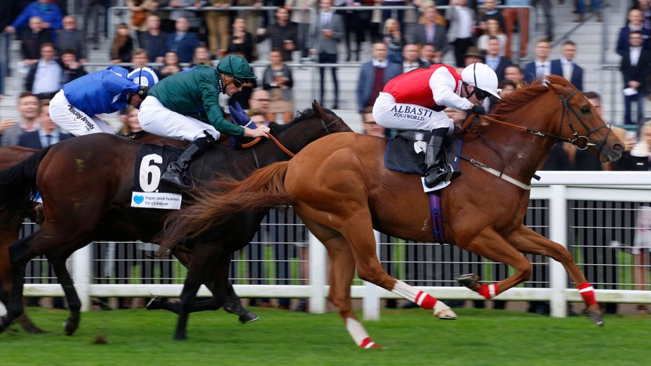 Just Glamorous repels the challenges of Sir Robert Cheval and Waady