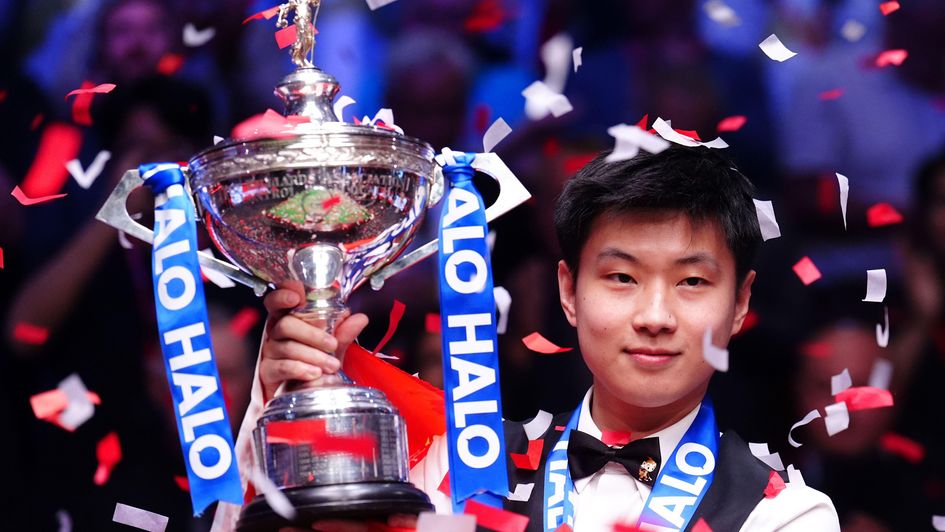 Zhao Xintong with the World Championship trophy