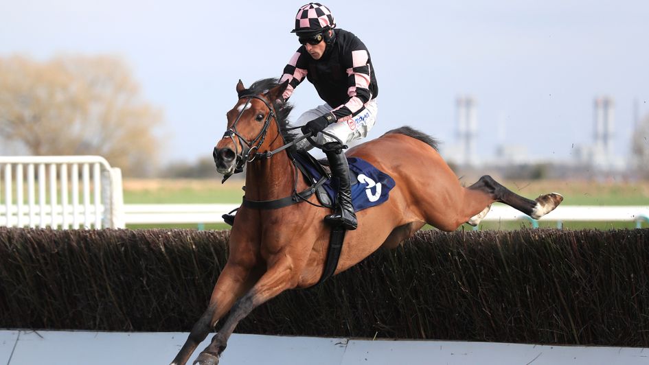 Azzuri ridden by jockey Harry Skelton