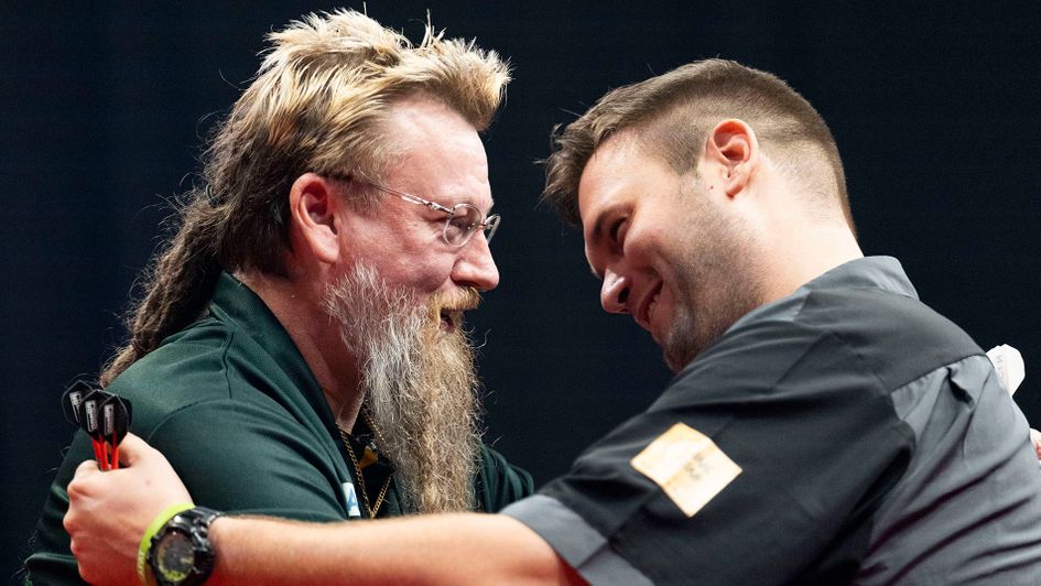 Vegso congratulates Whitlock (Kais Bodensieck/PDC Europe)