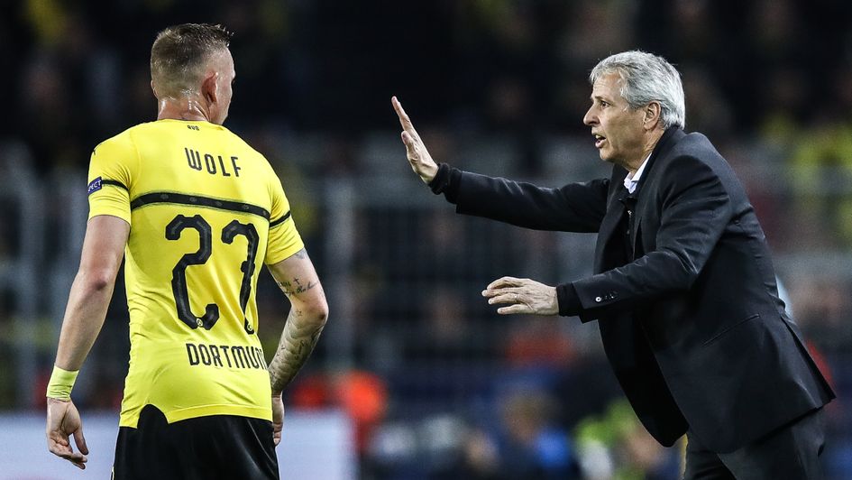 Lucien Favre gives out instructions to Marius Wolf