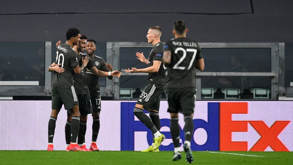 Manchester United celebrate Bruno Fernandes' goal