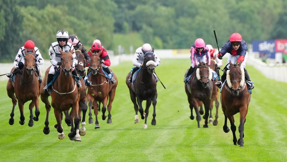 Dunkeld Dreamer (left) wins at York