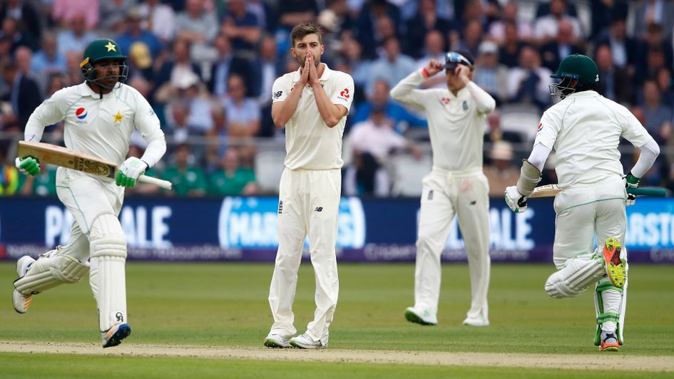 England toil against Pakistan