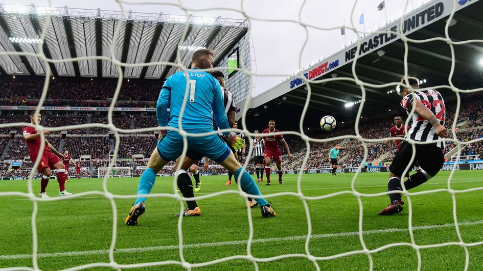 DeAndre Yedlin clears off the goalline
