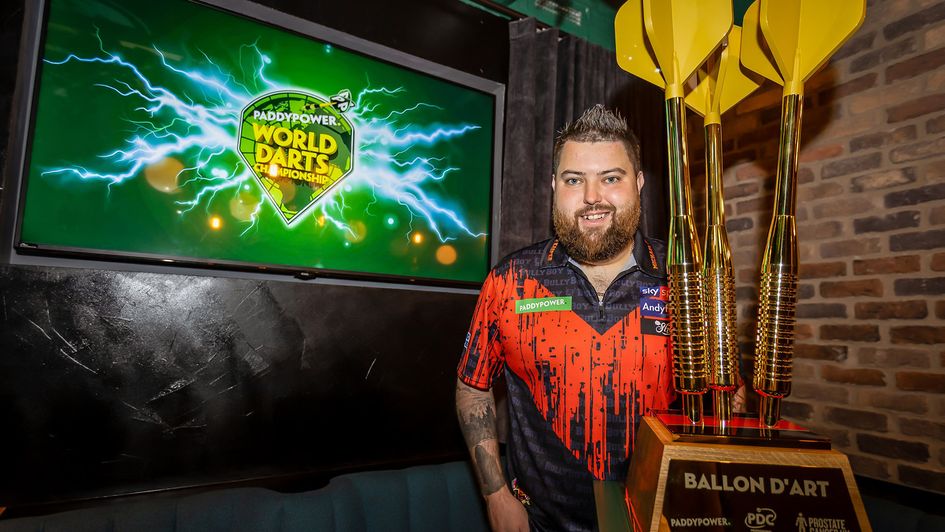 Michael Smith with the Ballon d'Art