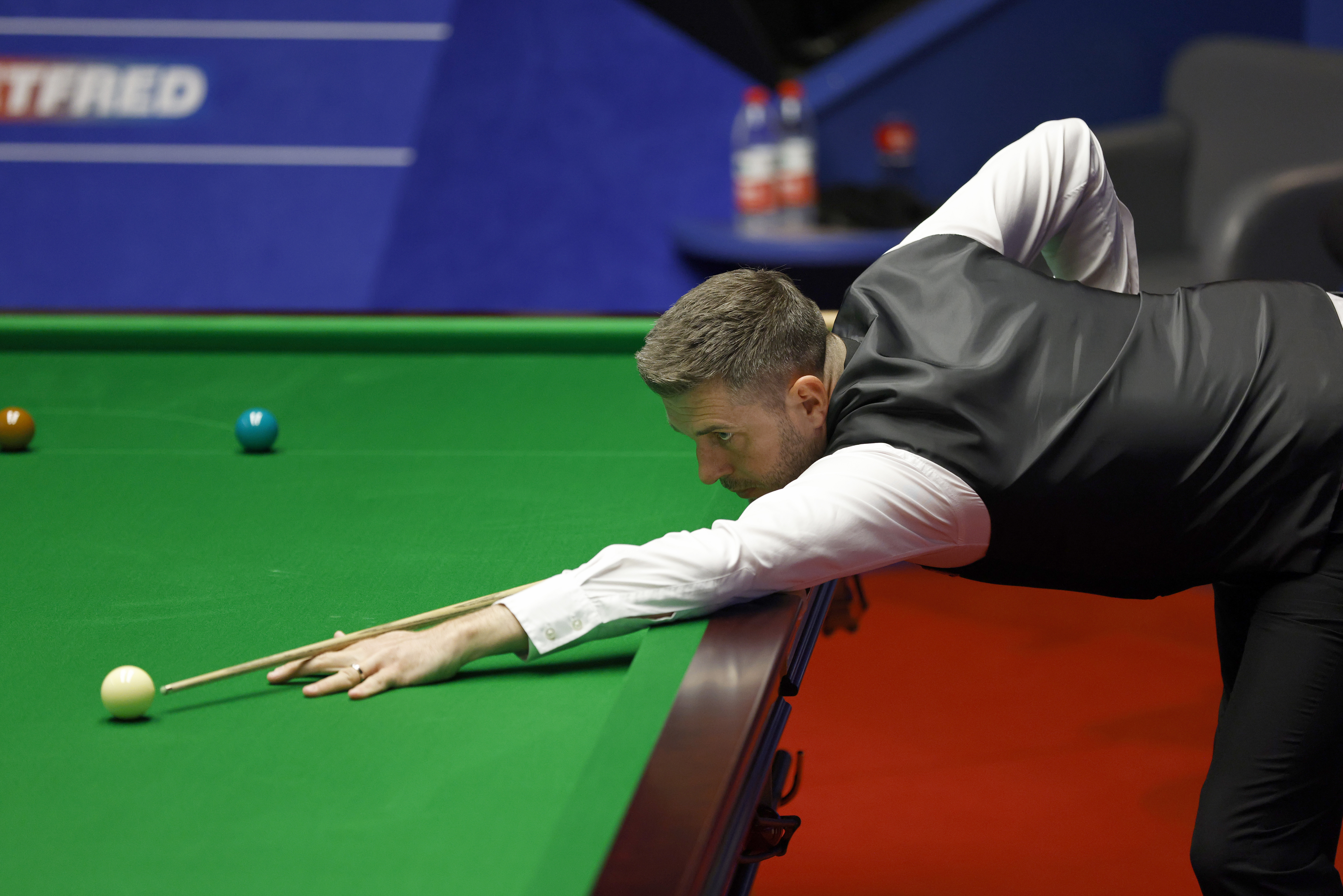 World snooker results Mark Selby reaches round two as Ronnie OSullivan bounces back to take commanding lead over David Gilbert